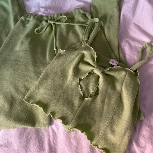 Two piece set - Picture 3 of 8